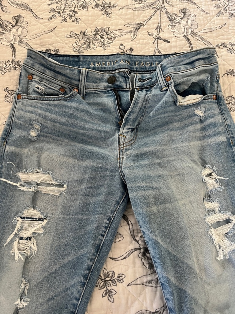 American Eagle Outfitters Light Blue Distressed Men’s Athletic style jeans 30x32